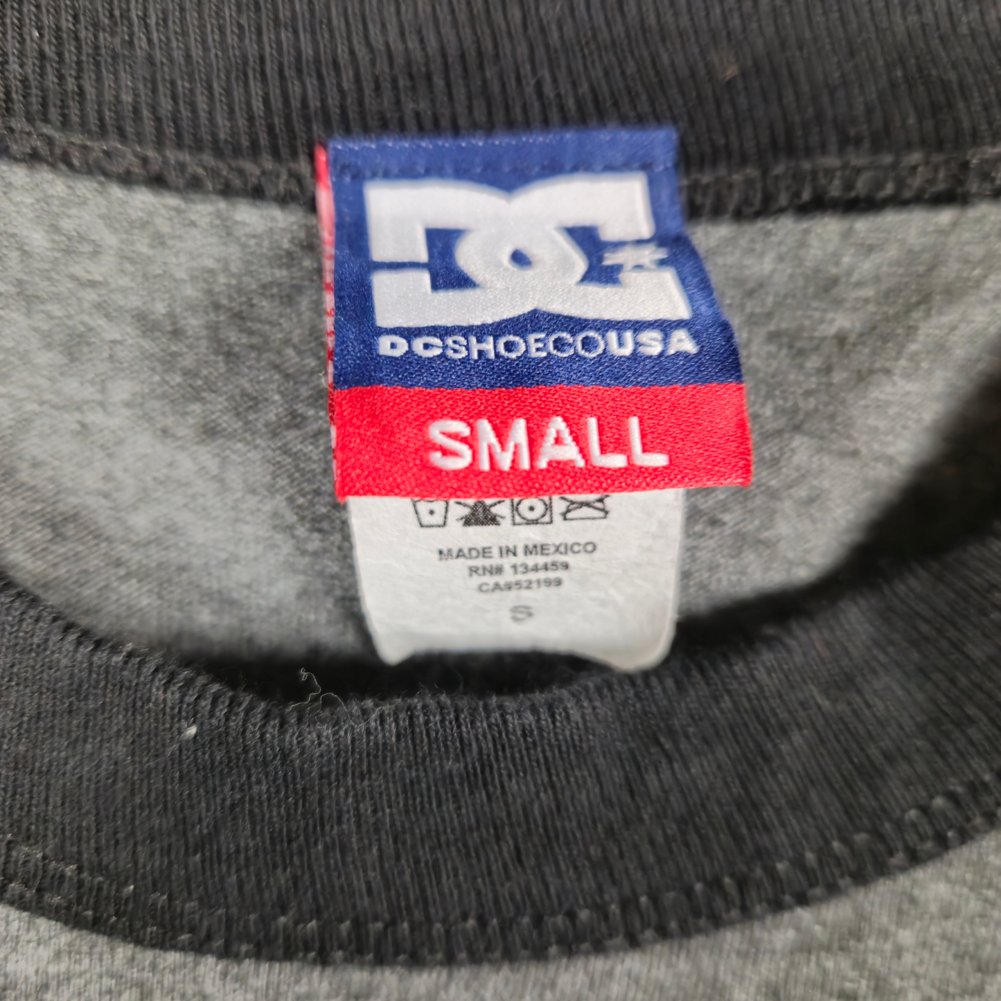 Vintage DC Shoes USA Grey Felt Textured Cotton Tee Shirt Size S
